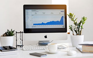 热烈欢迎，温哥华当地印第安部落酋长携族人前往机场迎接穆勒